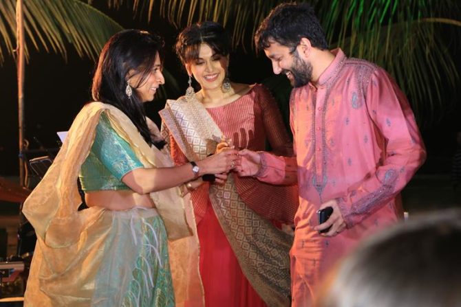 taapsee-pannu-promotes-musoi-of-runningshaadi-at-a-real-sangeet-ceremony1