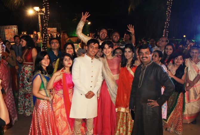 taapsee-pannu-with-the-to-be-bride-and-groom-along-with-the-guests-to-promote-the-musif-running-shaadi1