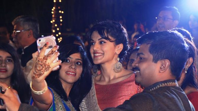 taapsee-with-the-guests-at-the-sangeet-ceremony-11