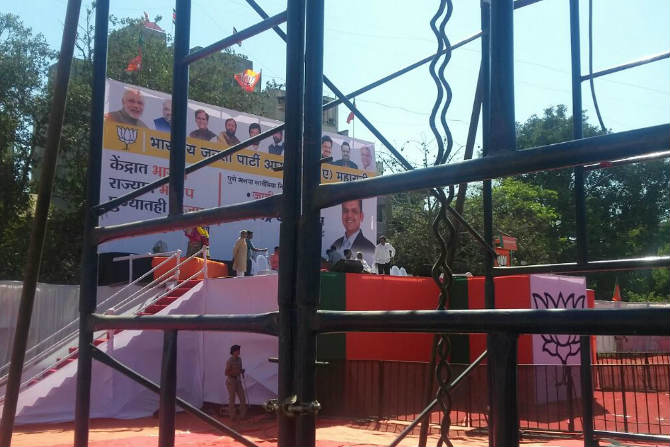 पुण्यातील सभेच्या ठिकाणी मुख्यमंत्र्यांच्या सभेचा बॅनर लावण्यात आला होता.