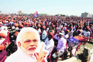 पंतप्रधान आणि भाजपनेते नरेंद्र मोदी यांच्या वाराणसीजवळील सहा मार्चच्या सभेचे हे छायाचित्र ‘एक्स्प्रेस संग्रहा’तून