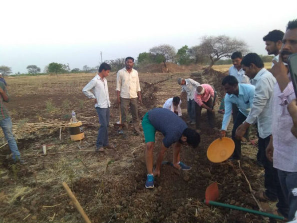  पाणी टंचाईवर मात करण्यासाठी शेळका धानोरातील गावकरी रात्रीचा दिवस करून श्रमदानाचं करत आहेत.