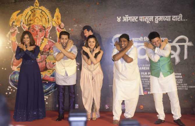 l-r-rucha-inamdar-varun-dhawan-alia-bhatt-ganesh-acharya-and-swwapnil-joshi